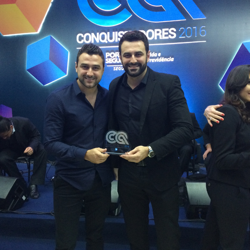 Leandro e Rodrigo Amorim recebendo o Prêmio Conquistadores da Porto Seguro em 2016.