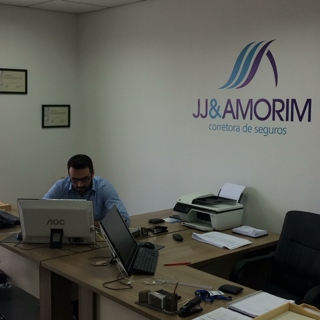 Leandro Amorim no antigo escritório da JJ&Amorim nos primeiros anos da corretora.