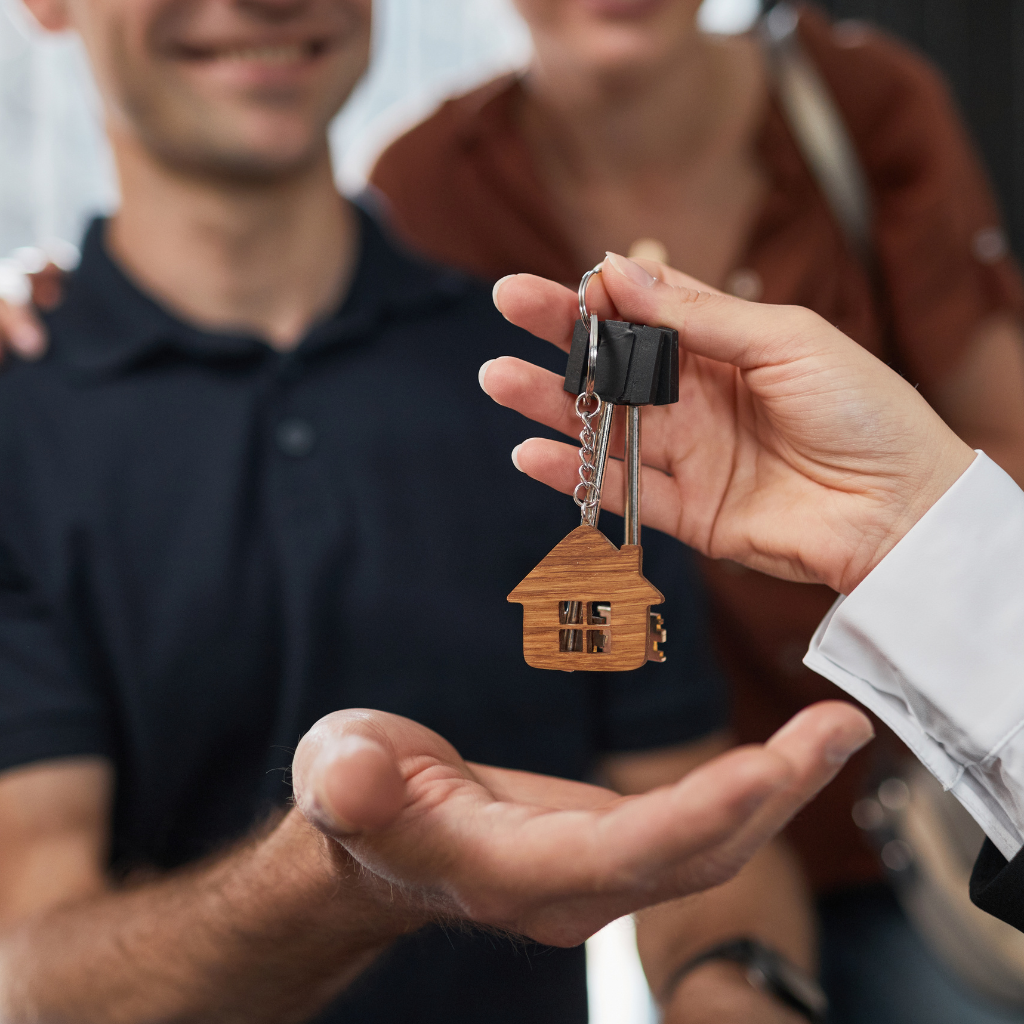 Casal recebendo a chave de uma nova casa após contemplação em consórcio.