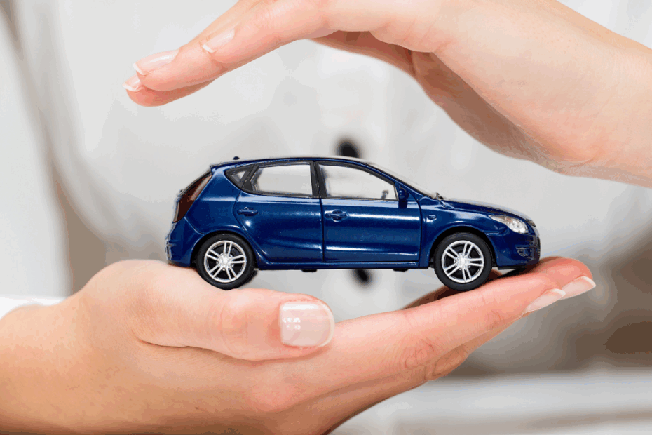 Duas mãos protegendo um carro, representando a proteção do Porto Seguro Auto.