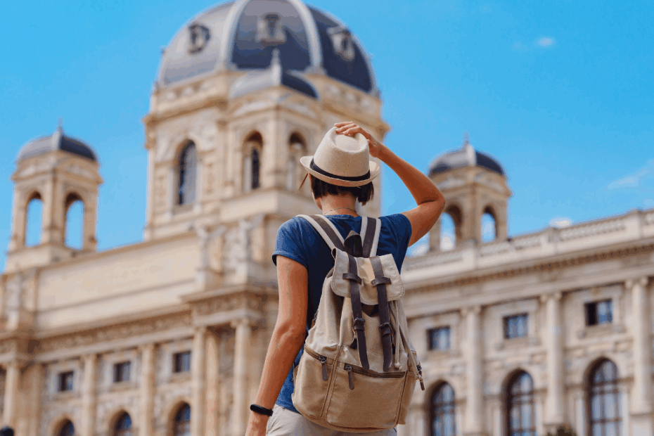 Mulher na Praça Maria Teresa em Viena durante viagem pela Europa, simbolizando o seguro viagem para a Europa.