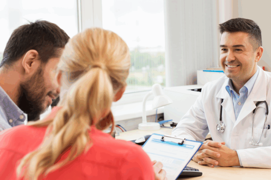 Casal em consulta médica com plano de saúde empresarial de duas vidas