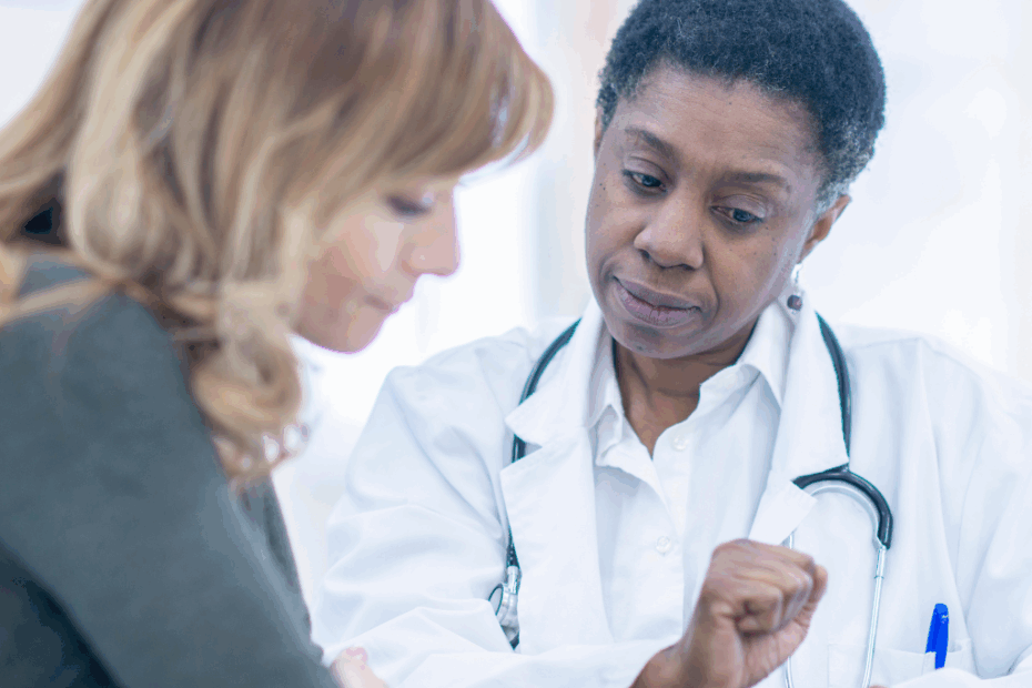 Mulher em consulta médica, simbolizando o plano de saúde empresarial com menos carência e mais acesso aos serviços de saúde.