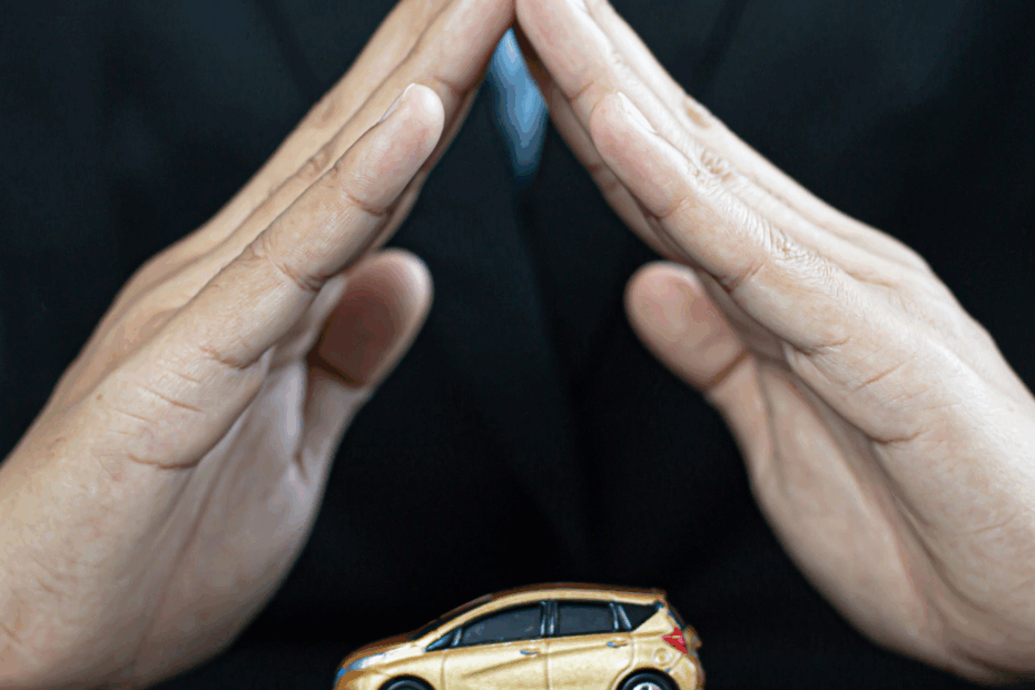 Mãos em forma de proteção sobre um carro pequeno, simbolizando segurança do seguro auto.