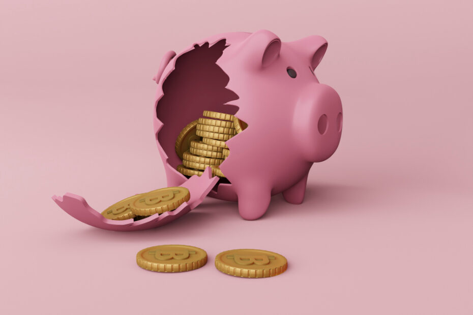 Um cofrinho de porco rosa quebrado, com moedas de ouro vazando, simbolizando a ruína financeira e o arrependimento por não contratar seguros essenciais ignorados.