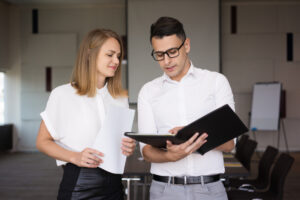 Duas pessoas a analisar documentos com clareza, representando a transparência e os direitos do consumidor em seguros no ABC.