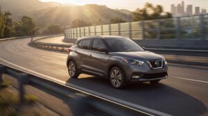 Mãos no volante de um carro 0km moderno, ilustrando a busca pelo melhor preço de seguro de carro em SBC para os modelos 2025/2026.