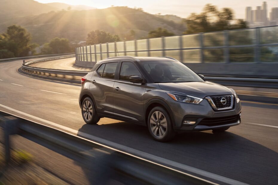 Mãos no volante de um carro 0km moderno, ilustrando a busca pelo melhor preço de seguro de carro em SBC para os modelos 2025/2026.